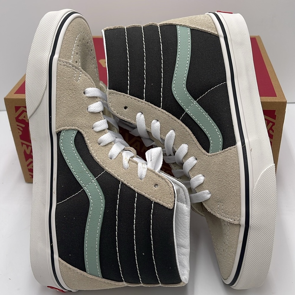 Vans WMNS Sk&-Hi Canvas Suede Pop Black Mu
VN000CMXBML
Sneakers - Picture 11 of 16